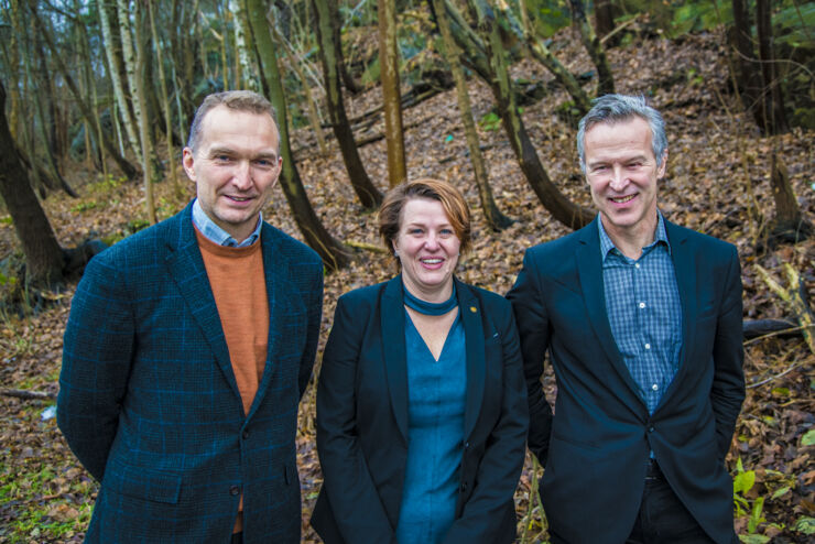 Tre personer står tillsammans i en skogsbacke: Magnus Berggren, professor i organisk elektronik, Linköpings universitet, Lisbeth Olsson, professor i industriell bioteknik, Chalmers och Lars Berglund, professor KTH och föreståndare för WWSC.