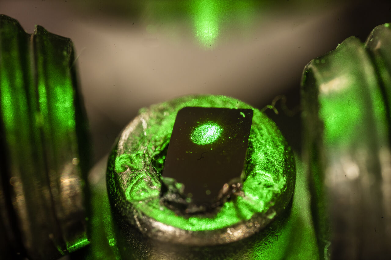 Spin-polarized semiconductor light emitting structure.