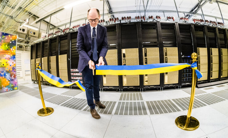 Jan-Ingvar Jönsson inaugurates the supercomputer Berzelius.