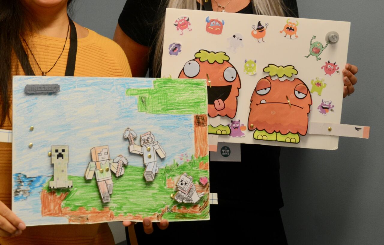 Två personer visar upp färdiga produkter.