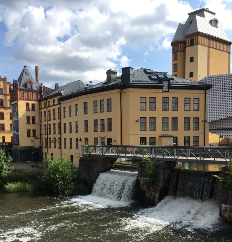 Byggnaden Kopparhammaren med Motala ström intill. 