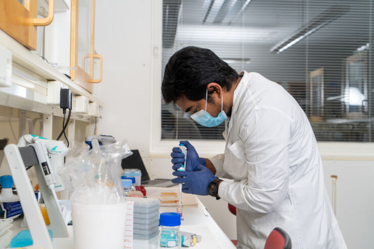 Jorma Hinkula and Mohammad Azrahuddin discuss test results in the lab.