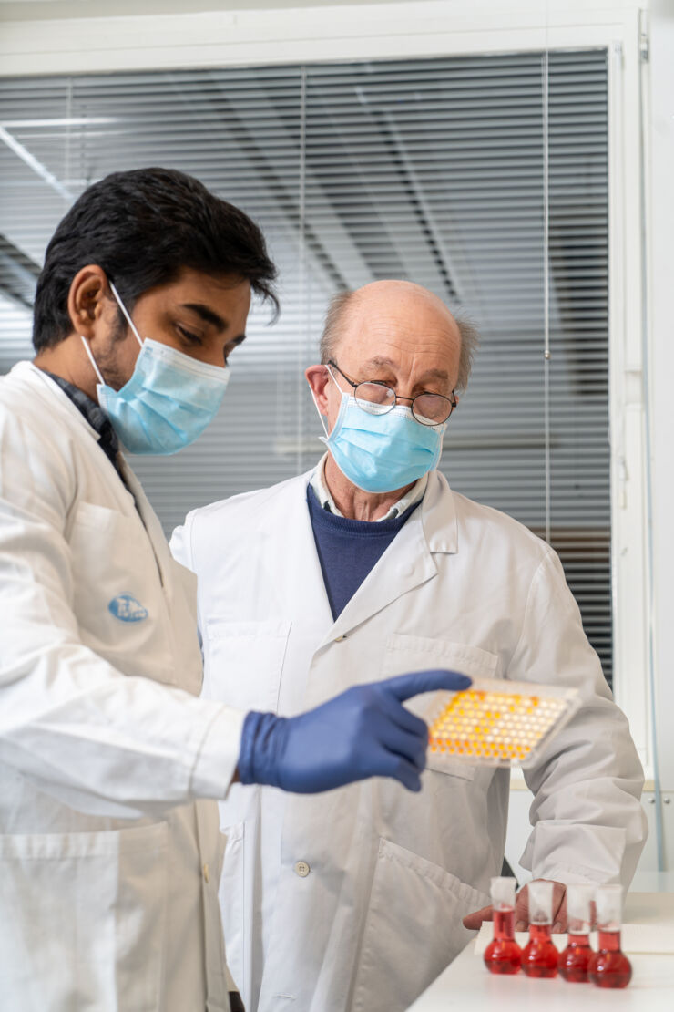 Jorma Hinkula and Mohammad Azrahuddin discuss test results in the lab.
