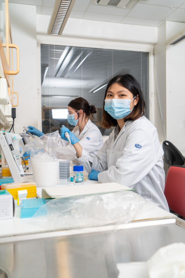 Yuming Zhang and Laura Sandners in the lab.