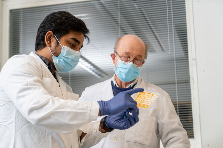 Mohammad Azharuddin and Jorma Hinkula in the laboratory.