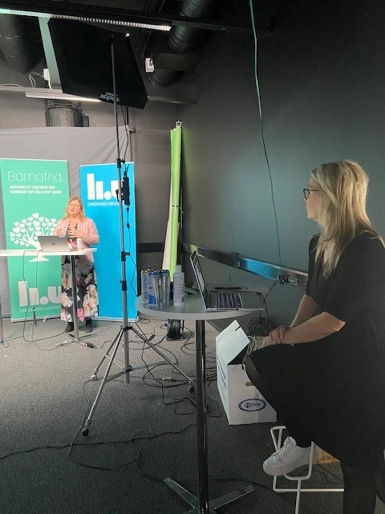 Josefin lyssnar på en föreläsning under Barnafrids konferens.