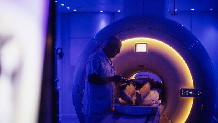 Photo of MR radiographer injecting contrast agents during an exam in the MR scanner
