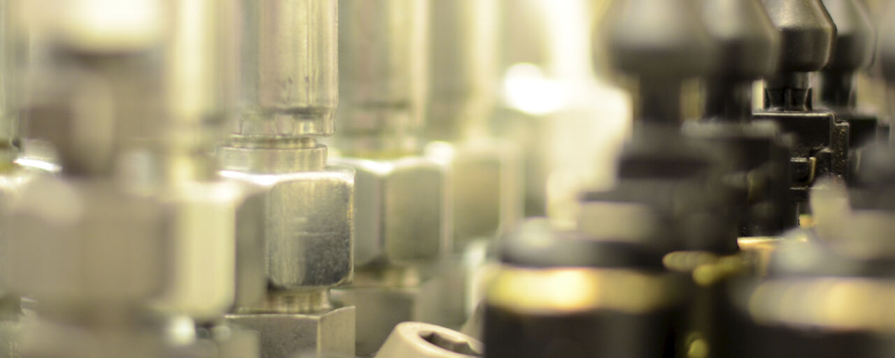 Hydraulic system with bults