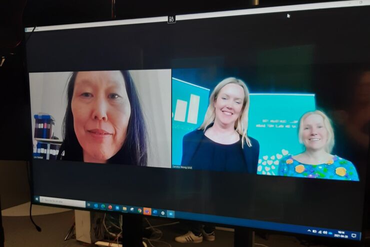 Linn Pantzar, Sandra Skoog och Anna Nelson syns på videoskärm.