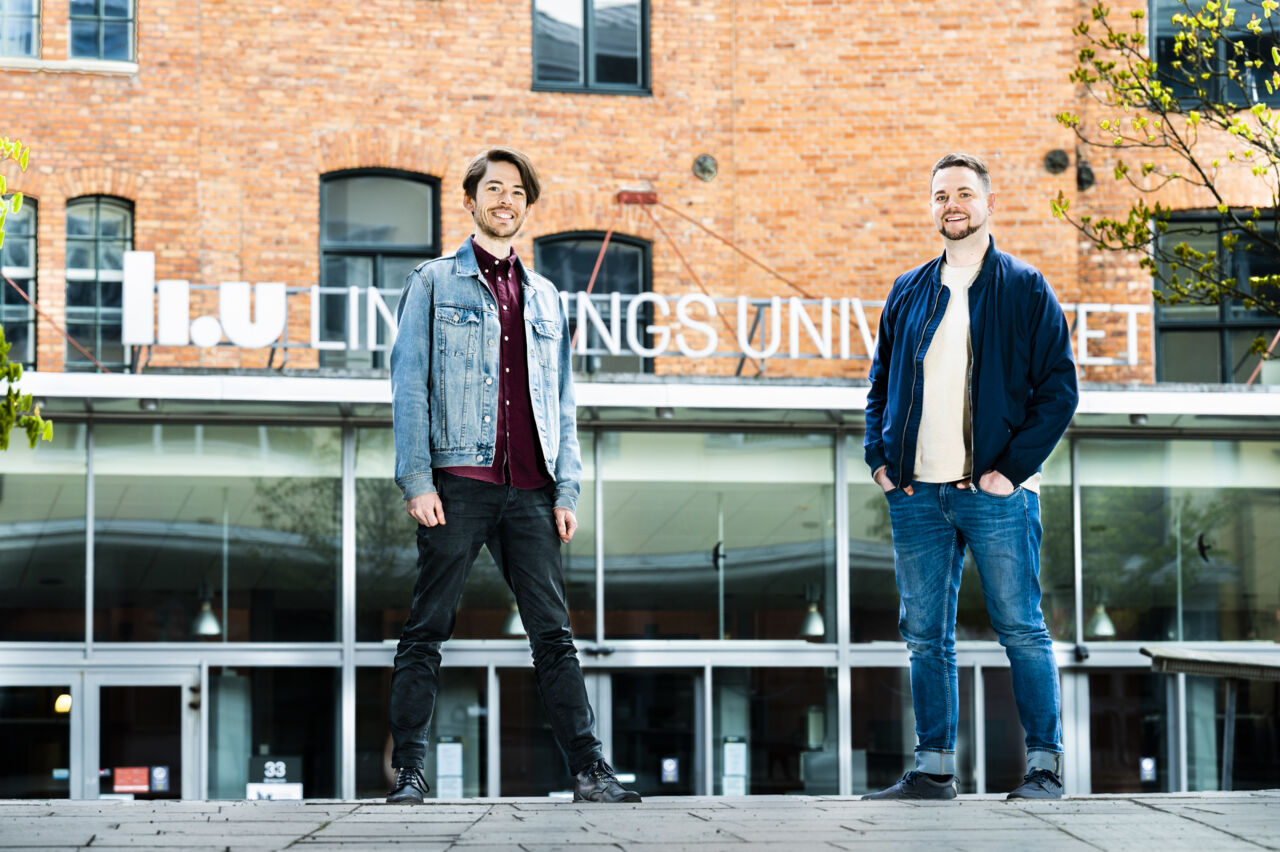 Emil Axelsson och Tomas Forsyth Rosin utanför entré till Linköpings universitet i Norrköping