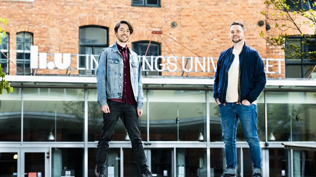 Emil Axelsson och Tomas Forsyth Rosin utanför entré till Linköpings universitet i Norrköping
