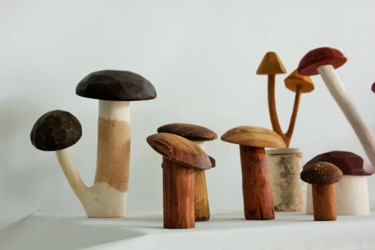 Foto på ett antal burkar i trä formade som svampar.