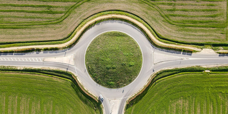 En rondell i grönt landskap