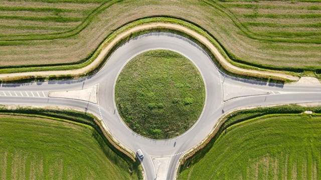 En rondell i grönt landskap