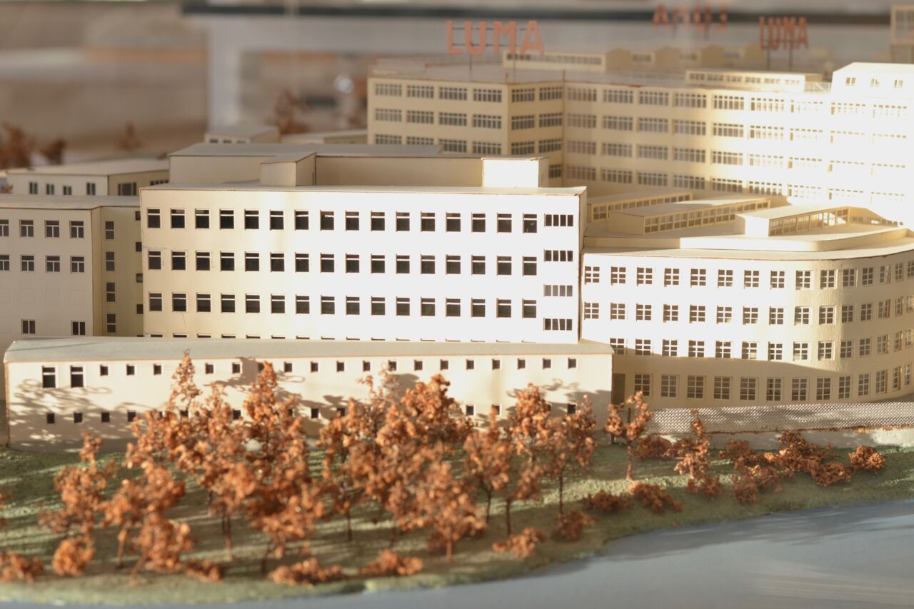 Närbild på händer som arbetar med en uppfinning.