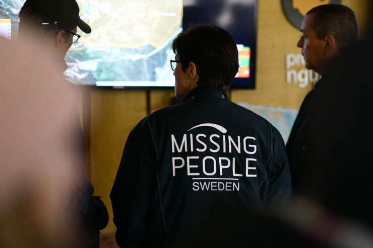 Ryggtavla på person med trycket Missing people på jackan