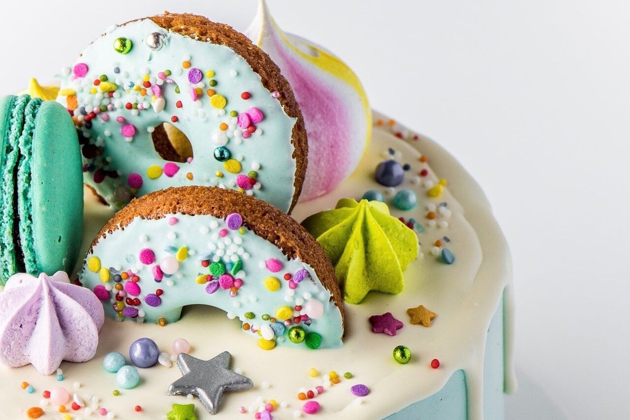 Närbild på tårta med munkar och glasyr.