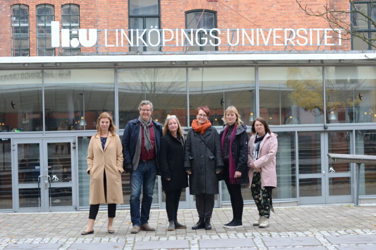 Gruppbild på CETIS medarbetare utanför Campus Norrköpings huvudentre.