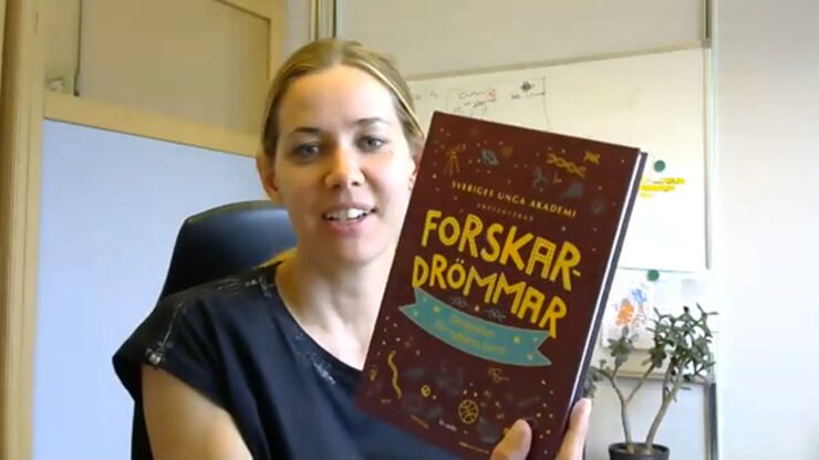 Sara Liin visar upp boken 