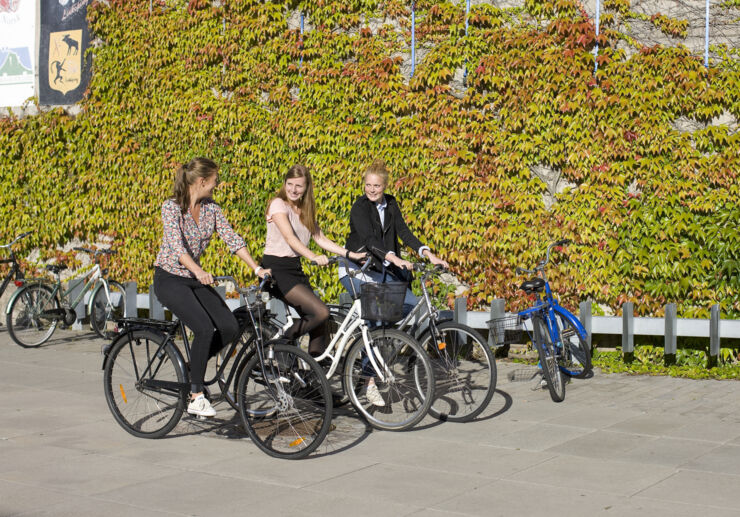 Bild på studenter som cyklar