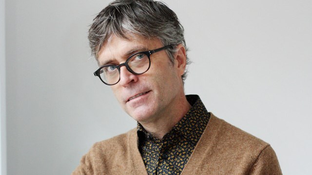 Porträttbild av Per Holmberg mot en vit bakgrund.
