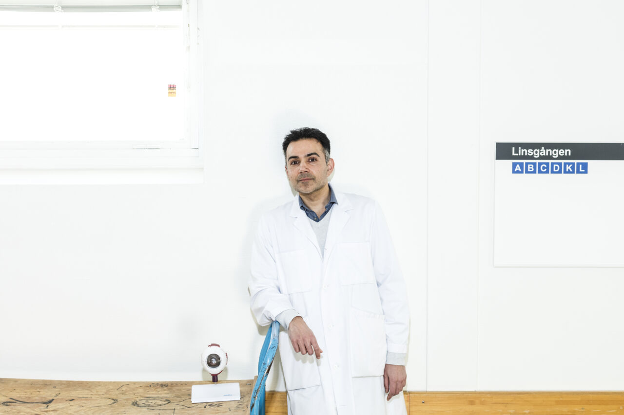 Niel Lagali i labbrock i en undervisningssal.