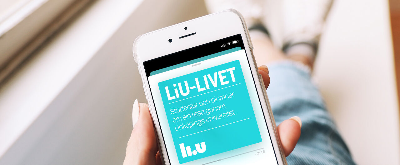En tjej sitter med mobiltelefon i knät och lyssnar på podcasten LiU-Livet.