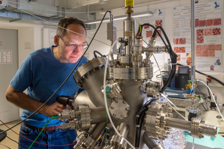 Markus Lackinger transferring a sample inside the ultra-high vacuum chamber by means of a vacuum grabber. This vacuum chamber contains all facilities for preparing and analyzing samples in vacuum.
