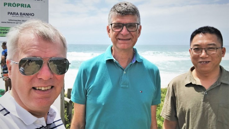 Petter Krus tillsammans med professor Viktor De Negri och professor Xiaoping Ouyang (Zhejiang University, Kina) efter en konferens som de arrangerade i Sao Paulo 2018. 
