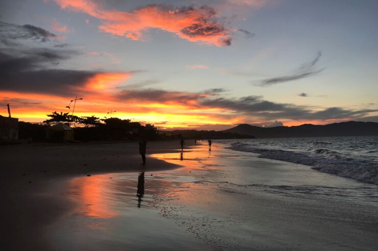 Solnedgång över stranden i Florianopolis. 