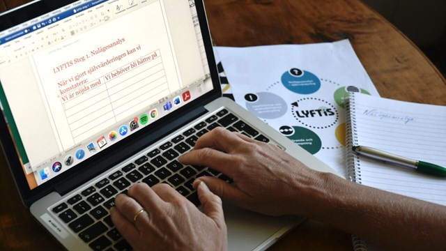 Person sitter och skriver på en dator om LYFTIS.