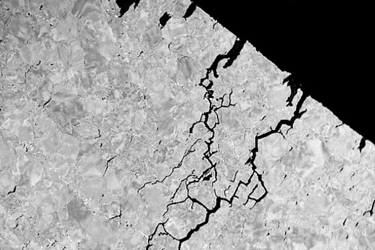 Cracks in austenitic stainless steel.