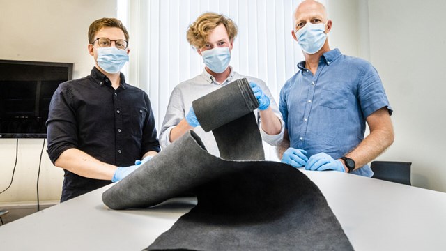  Jesper Edberg, Patrik Isacsson och Isak Engquist med en rulle elektroniskt papper.