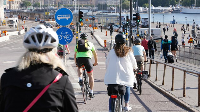 Cyklister vid Slussen/Skeppsbron i Stockholm.