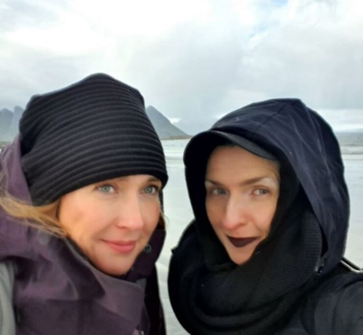 Cecilia Åsberg och Marietta Radomska vid havet.