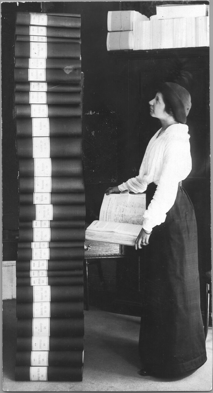 Historical picture Elin Wägner with lists of signatures for women's right to vote.