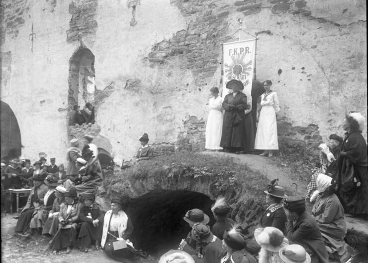 Historisk bild demonstration för kvinnlig rösträtt med Ellen Key.