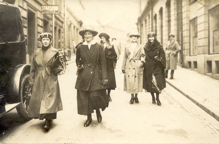 Historisk bild kvinnor på väg att rösta 1921.