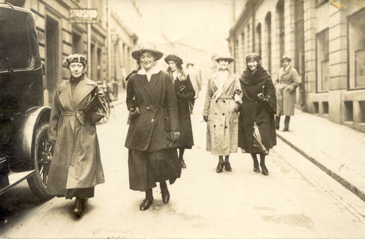 Historical picture women on their way to the polling station in 1921.