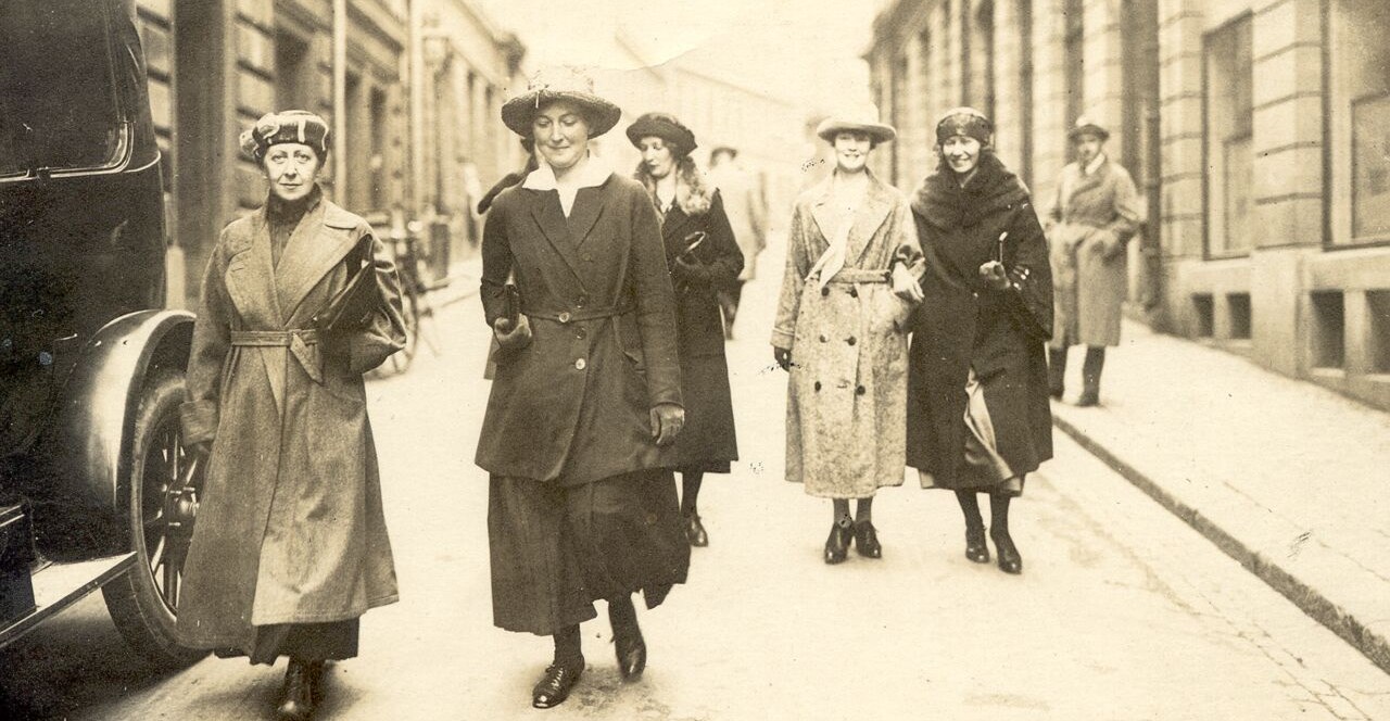 Historical picture women on their way to the polling station in 1921.