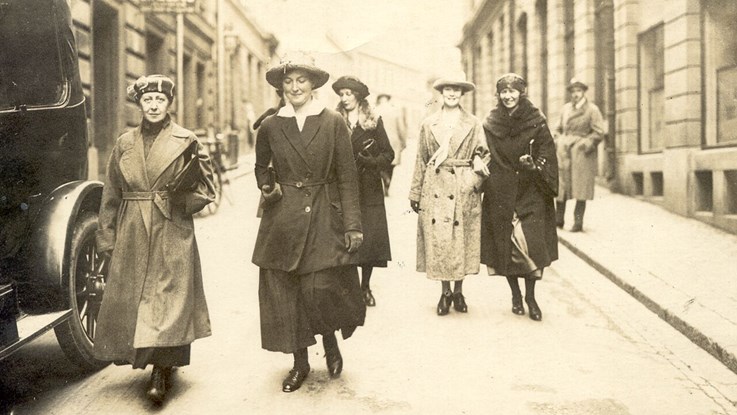 Historisk bild kvinnor på väg att rösta 1921.