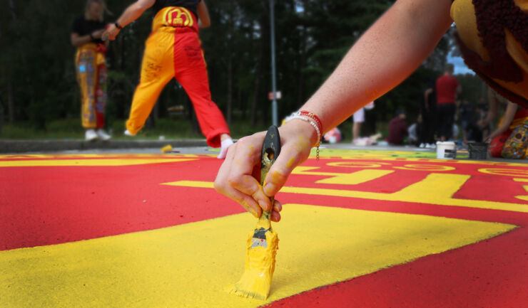 Painting street at Campus Valla. Yellow paint.