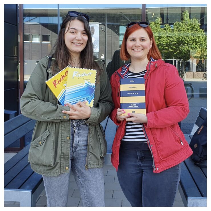 Guest Rebecca Fonesca and the host Maria Kousoula is standing outside Studenthuset at Campus Valla in Linkoping.