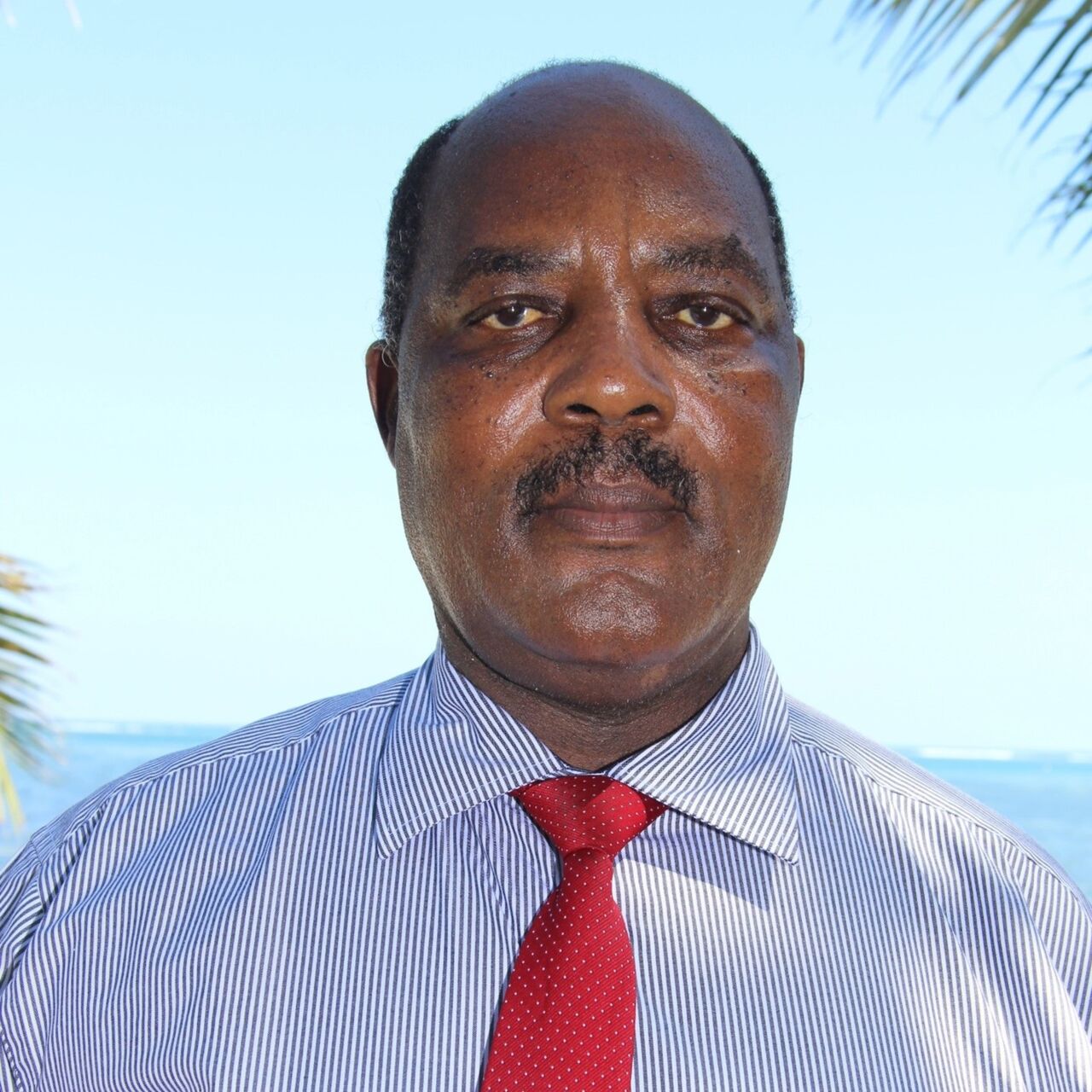 Forskaren Pius Anda med hav bakgrunden