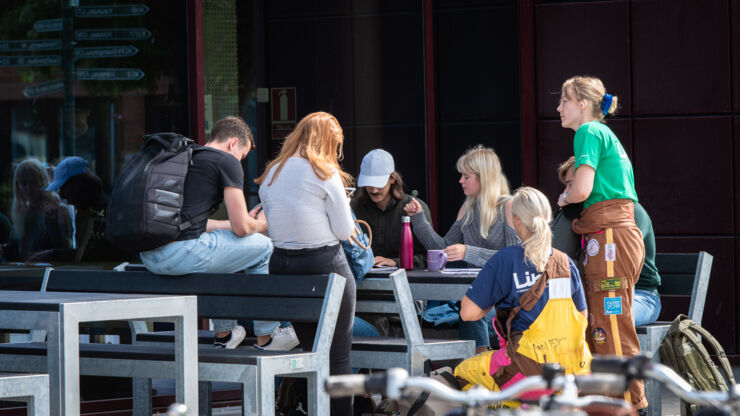 Grupp studenter vid bord på Campus Valla