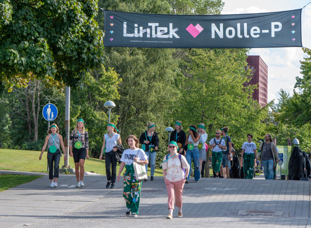 Studenter promenerar på campus
