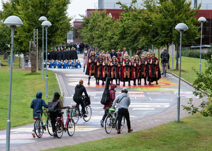 Faddar uppradade i märkesbacken på Campus Valla