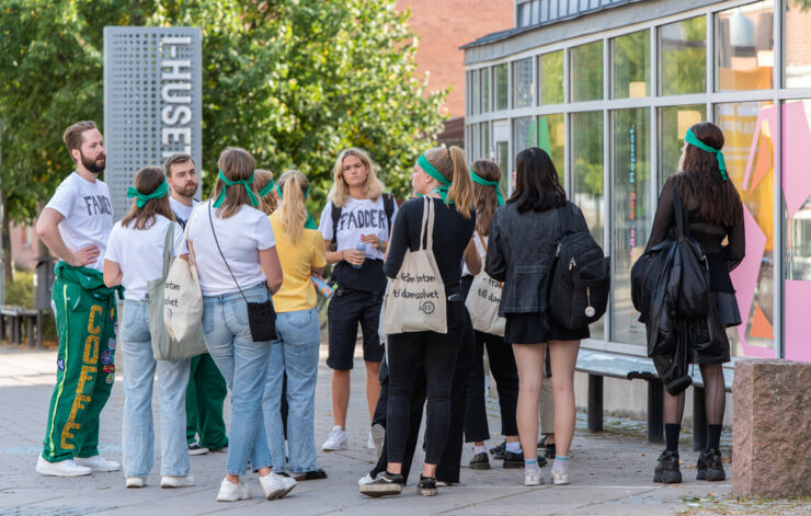 Bild på studenter på campus Valla.