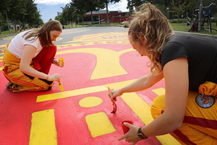 Students painting street on Campus Valla.