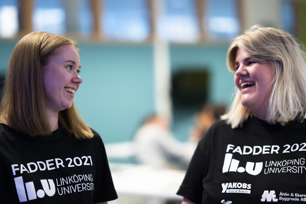 Bild på två kvinnor under mottagningsaktivitet på Campus Norrköping, augusti 2021